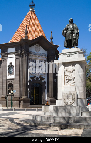 dh Zarco Statue FUNCHAL MADEIRA Gründer Explorer Joao Goncalves Zarco und Gebäude der Bank von Portugal Stockfoto