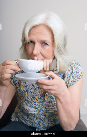 Ältere Frau trinken Kaffee, Porträt Stockfoto