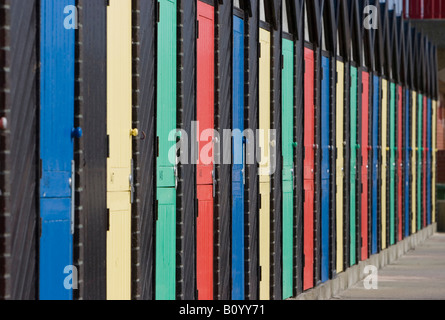 Reihe von bunten Strand Hütte Türen bei Lowestoft Stockfoto