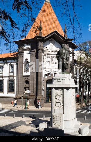 dh Zarco Statue FUNCHAL MADEIRA Gründer Explorer Joao Goncalves Zarco und Gebäude der Bank von Portugal Stockfoto