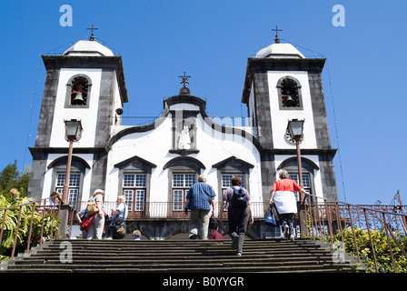 dh Kirche von Nossa Senhora MONTE MADEIRA Touristische Klettertreppen Zur Kirche unserer Lieben Frau Touristen tun Leute funchal Gebäude Kirchen Stockfoto