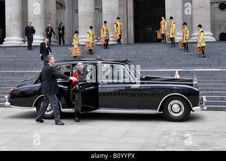 Rettungsschwimmer Trompeter uniform Schritte der St Pauls Kathedrale warten zu spielen Trompeten Fanfaren Ankunft des Lord Mayor von London Chauffeur Limousine uk Stockfoto