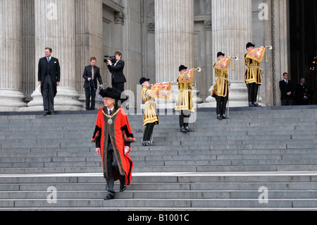 Trompeter der Life Guards im Staatsdress Spielen von Fanfare am St Pauls Cathedral Lord Mayor London Walks, um Prinz Phillip Herzog von Edinburgh UK zu begrüßen Stockfoto