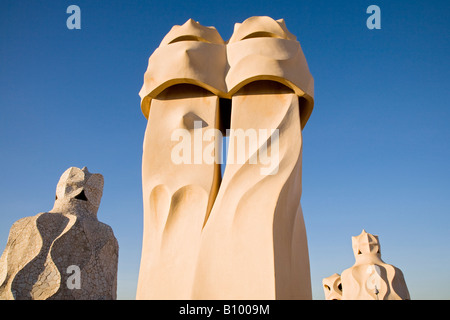 Die Schornsteine auf dem Dach der Casa Mila, Barcelona, Spanien von Antoni Gaudi entworfen Stockfoto