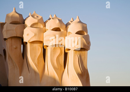 Die Schornsteine auf dem Dach der Casa Mila, Barcelona, Spanien von Antoni Gaudi entworfen Stockfoto