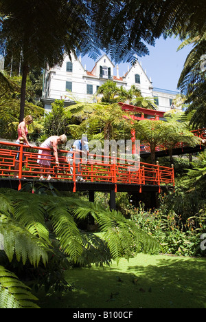 dh Monte Palace Tropical Garden MONTE MADEIRA Touristenfamilie im japanischen Garten auf der Suche nach Fröschen Monte Palace Gebäude Touristengärten Stockfoto