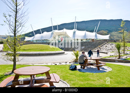 Unsere dynamische Erde Edinburgh Schottland mit Salisbury Crags im Hintergrund Stockfoto