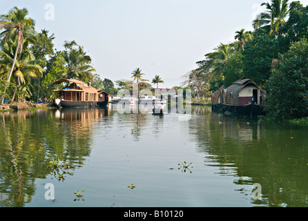 Indien KERALA renoviert Reis Boote auf Kanälen in den Backwaters von Kerala in der Nähe von Alleppey als lokale Fischer Reihen seiner letzten Kanu Stockfoto