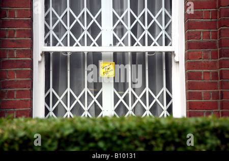 Speichern Sie unsere Poststellen Zeichen im Fenster des Londoner Haus Stockfoto