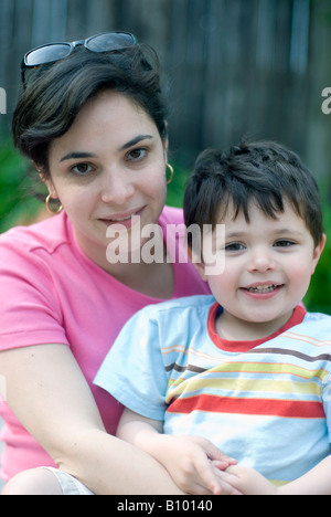 Dreißig Jahre alte Puerto-Ricanischen Mutter und zwei und eine Hälfte Jahr alt Sohn posieren für Foto im Hinterhof Stockfoto