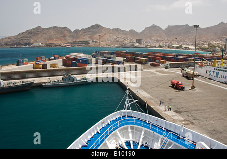 Kreuzfahrtschiff angedockt an Porto Grande in Mindelo auf Såo Vicente, Kap Verde Inseln. Stockfoto