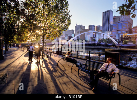Business-Männer draußen genießen am Nachmittag nach der Arbeit in Melbourne, Australien Stockfoto
