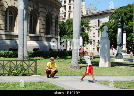 Boys Baseball auf dem Gelände der Capitolio Nacional in Havanna Centro Baseball zu spielen, ist der Nationalsport in Kuba Stockfoto