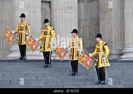 Rettungsschwimmer Trompeter in Uniform warten auf die Schritte der St Pauls Kathedrale zu spielen Trompeten Fanfaren für die Ankunft der Prinzen Phillip Stadt London England Großbritannien Stockfoto