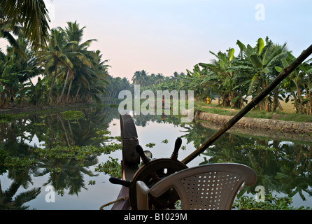 Indien-KERALA-Blick vom renovierten Reis Boot am Kanal in den Backwaters von Kerala Stockfoto