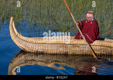 Traditionellen Urus Iruitos Reed Boot auf dem Titicacasee in Bolivien Stockfoto