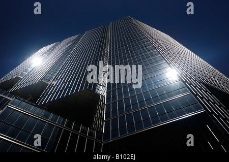 Glänzenden dunklen Glas Bürogebäude Stockfoto