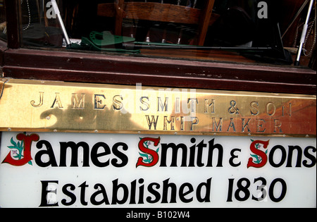 Detail des klassischen James Smith Regenschirm Shop im Zentrum von London Stockfoto