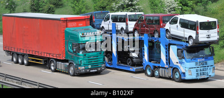 Zwei Sattelzüge in Überholmanöver auf der Autobahn m25 Stockfoto