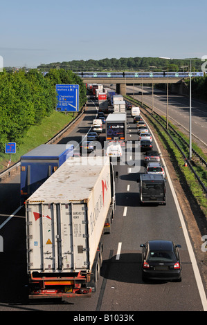 Transport Choice M25 Autobahn Nase zu Schwanz langsam Verkehr beobachten schnellen Personenzug auf Eisenbahnbrücke Kreuzung 28 Brentwood Essex England UK Stockfoto