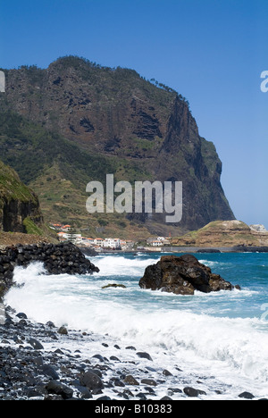 dh Eagle Rock PENHA DE AGUIA MADEIRA Porto da Cruz und Seawaves brechen auf felsigen Norden Küste Küste Stockfoto