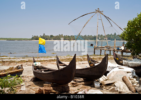 Indien KERALA FORT COCHIN COCHI KOCHI Angelboote/Fischerboote und chinesischen Fischernetze am Strand entlang der Küste von Fort Cochi Stockfoto