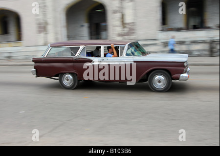 1959 fährt Ford Country Sedan Kombi durch Havanna, eines der vielen Pre Castro amerikanische Autos täglich von Kubaner benutzt Stockfoto
