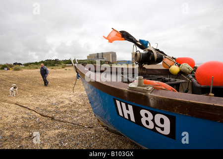 UK England Suffolk Sizewell Strand Mann zu Fuß Hund in der Nähe von Kernkraftwerk Sizewell B Stockfoto