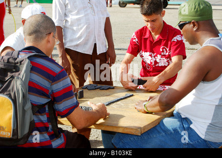 Männer spielen Domino in der Plaza De La Revolucion-Havanna Stockfoto