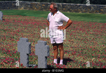 Deutscher Mann betrachtet man Grabsteine auf dem Maleme Friedhof, wo deutsche Soldaten auf Kreta im zweiten Weltkrieg getötet, ruht. Kreta, Griechenland. Stockfoto