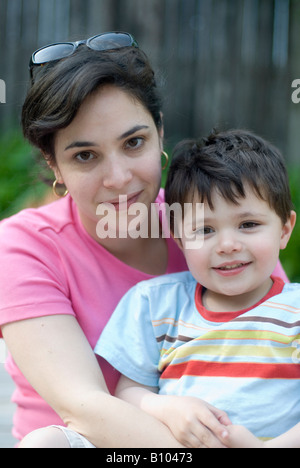 Dreißig Jahre alte Puerto-Ricanischen Mutter und zwei und eine Hälfte Jahr alt Sohn posieren für Foto im Hinterhof Stockfoto