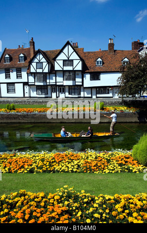 Männer Stechkahn fahren auf dem Fluss Stour in Canterbury, Kent, UK Stockfoto