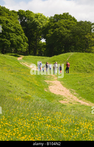 Eine Familiengruppe zu Fuß auf Badbury Rings. Dorset. UK Stockfoto