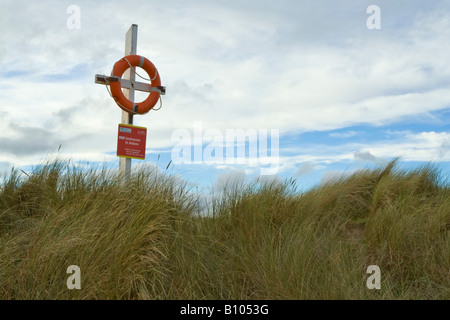 Rettungsring am Kreuz geformten stehen St. Aidan s Dünen gemeinsame Northumberland UK Stockfoto