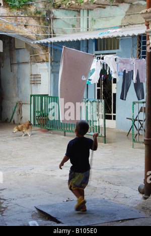 Jungen spielen in den Gassen von Havanna VIeja Stockfoto