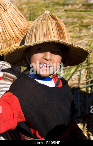 Lokalmatador in einem traditionellen Urus Iruitos schwimmenden Schilf Dorf am Ufer des Titicaca-See in Bolivien Stockfoto