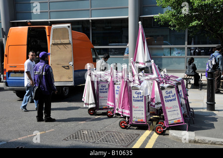 London Liverpool Street Station Lieferung van entladen steht und Trolleys gratis Abend Papier Vertrieb Stockfoto