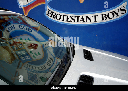 Wandgemälde von protestantischen Loyalisten in East Belfast Nordirland reflektiert im Auto Windschutzscheibe Stockfoto