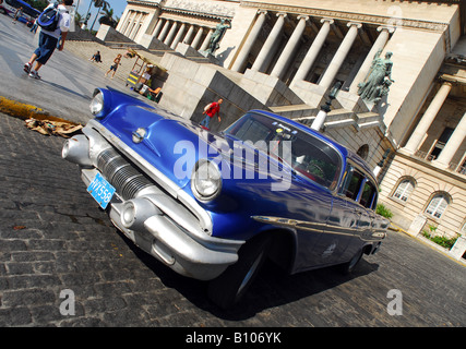 1955 Chevy außerhalb der Gebäude in Havanna Kuba Capitolo Stockfoto