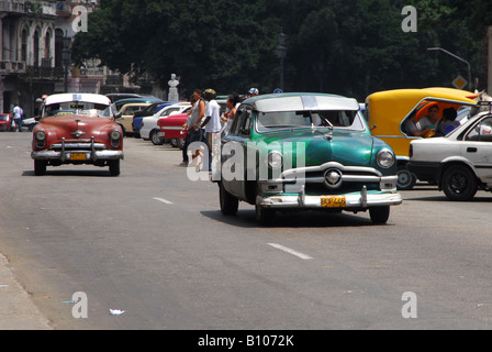 Klassische amerikanische Autos fahren durch die Straßen von Havanna, wo 50 Jahre alte Autos noch im täglichen Einsatz sind Stockfoto