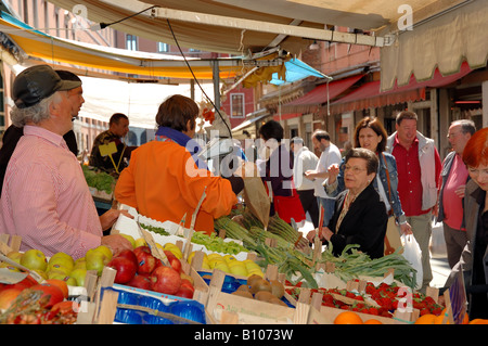 Venedig, Italien, ItalienSeniorin kauft Obst auf dem Lebensmittelmarkt Rialto ( Mercato di Rialto), nur Editorial. Stockfoto