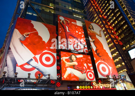 Kaufhaus Werbung am Times Square in New York Stockfoto