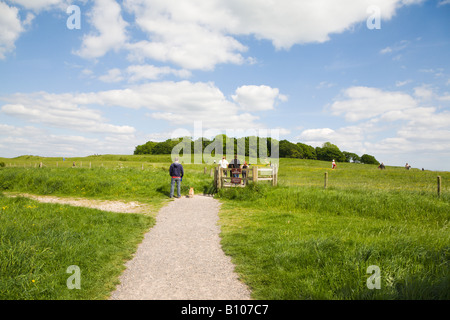 Eine Gruppe von Menschen zu Fuß auf Badbury Rings. Dorset. UK Stockfoto