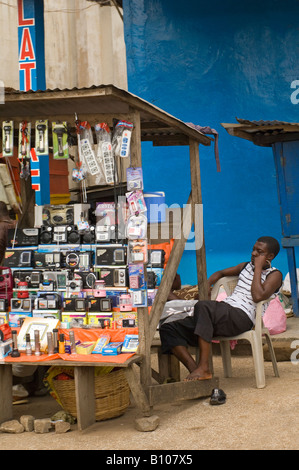 Straßenhändler, die warten auf Kunden, Naswam, Ghana Stockfoto