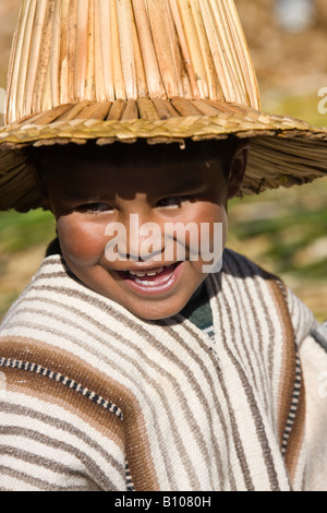 Lokalmatador in einem traditionellen Urus Iruitos schwimmenden Schilf Dorf am Ufer des Titicaca-See in Bolivien Stockfoto