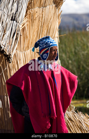 Mann in einem traditionellen Urus Iruitos Reed Dorf am Ufer des Titicaca-See in Bolivien - Höhe 3809m 12497ft Stockfoto