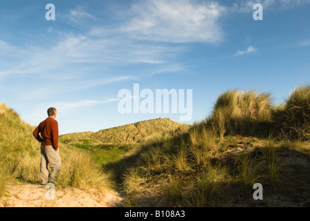 Mann zu Fuß in St Aidan Dünen, gemeinsame, Northumberland, UK, Mai Stockfoto