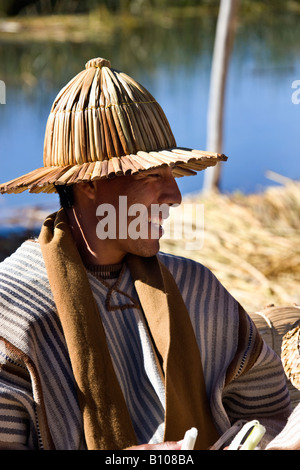 Mann auf einem traditionellen Urus Iruitos schwimmenden Schilf Dorf am Ufer des Titicaca-See in Bolivien Stockfoto