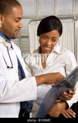 Arzt zeigt Patientin ihre Testergebnisse. Stockfoto