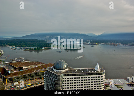 Luftbild von der Neuzugang Vancouver Trade and Convention Centre und den geschäftigen Hafen mit Schwimmer Flugzeuge abheben. Stockfoto